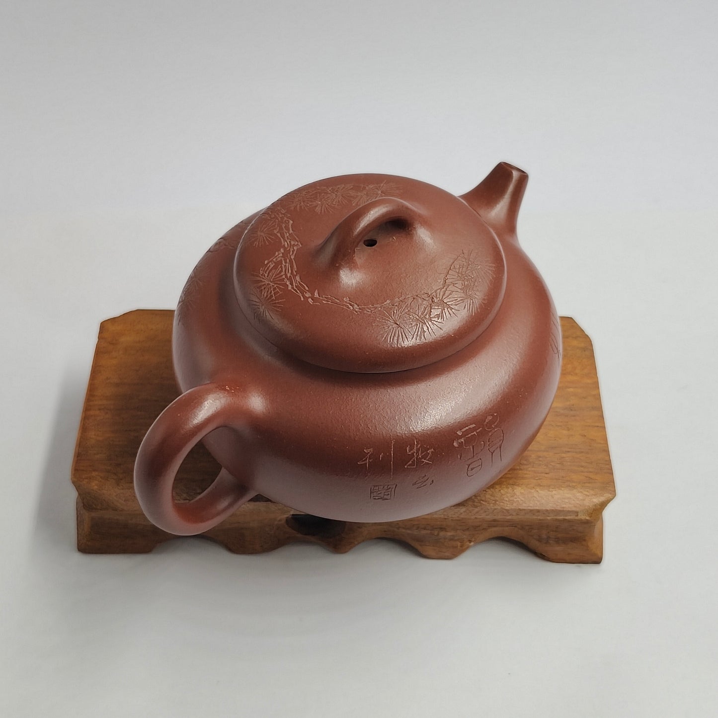 Master Yin Jiaji hand-made carved pine teapot in red skin dragon persimmon garden.