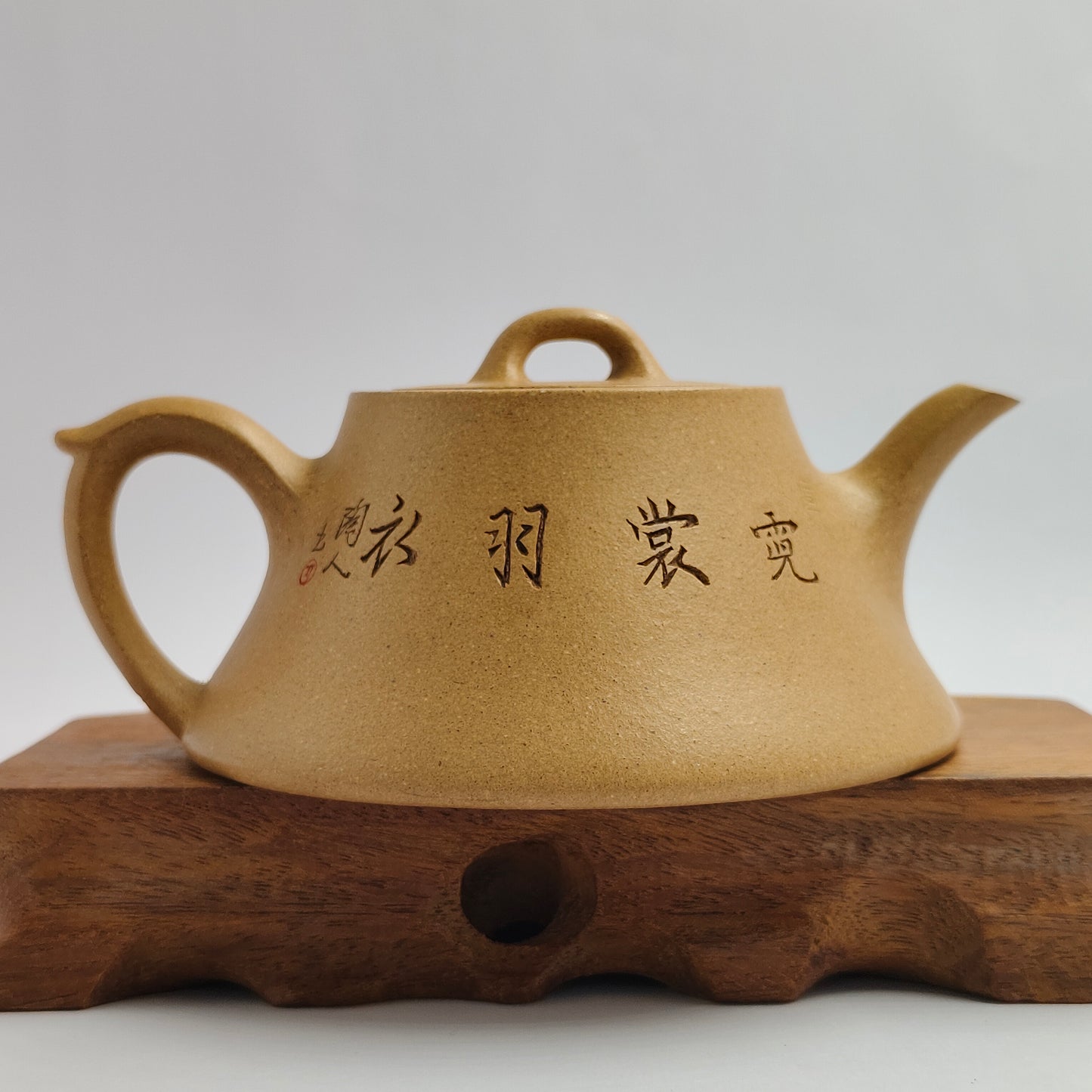 Master Yin Jiaji handcrafted the gold-segment column ladle teapot.