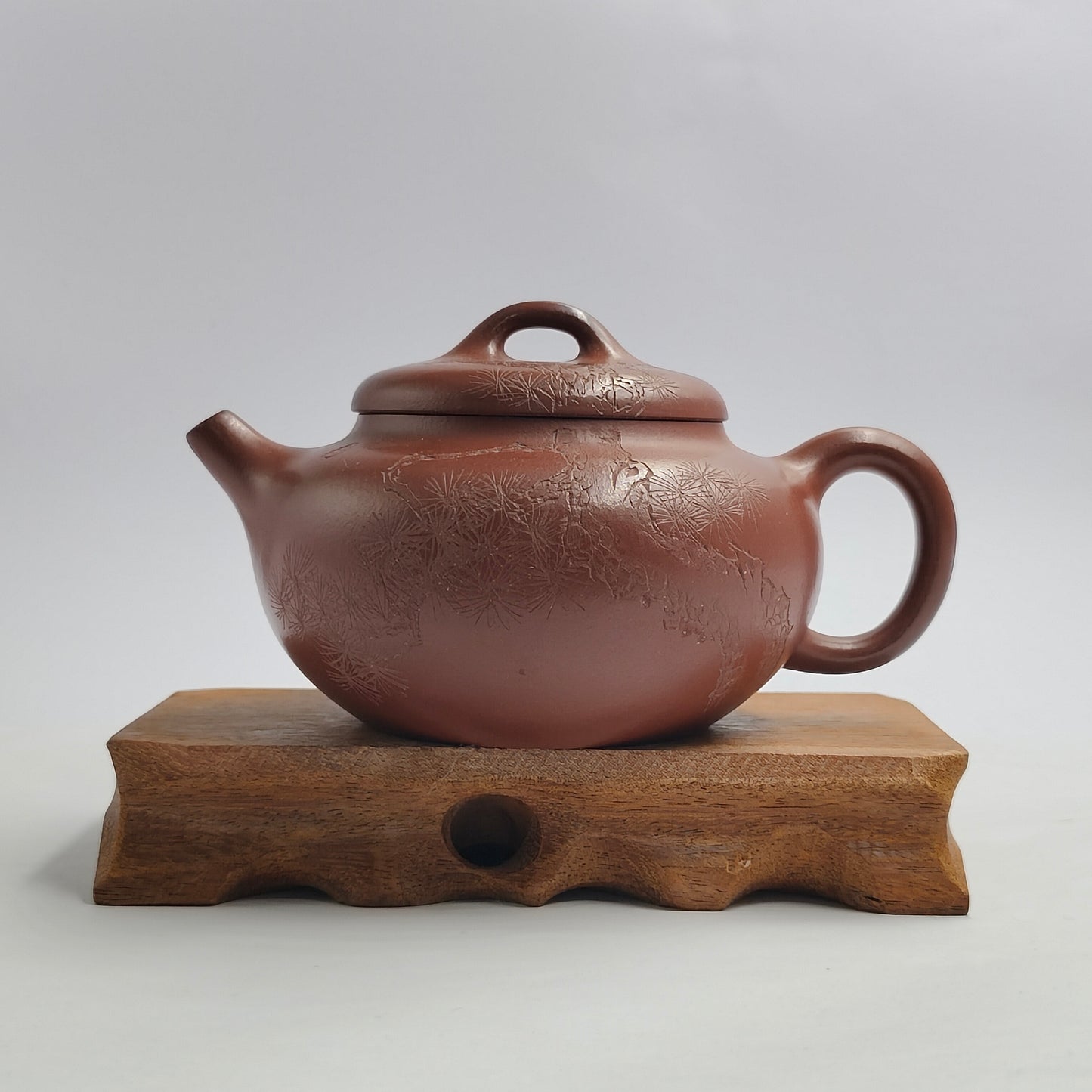 Master Yin Jiaji hand-made carved pine teapot in red skin dragon persimmon garden.