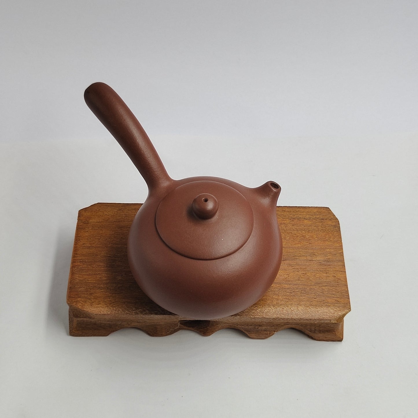Master Yin Jiaji handmade purple clay side handle pot.
