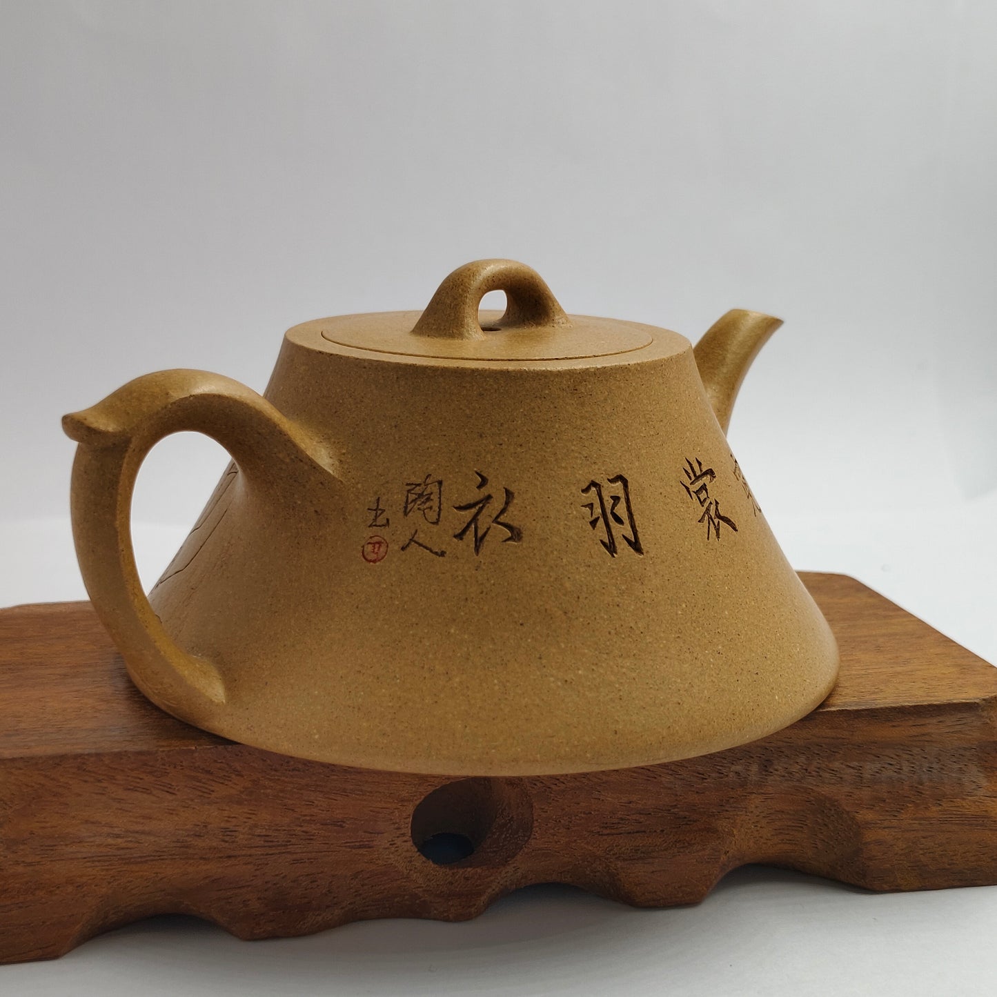 Master Yin Jiaji handcrafted the gold-segment column ladle teapot.