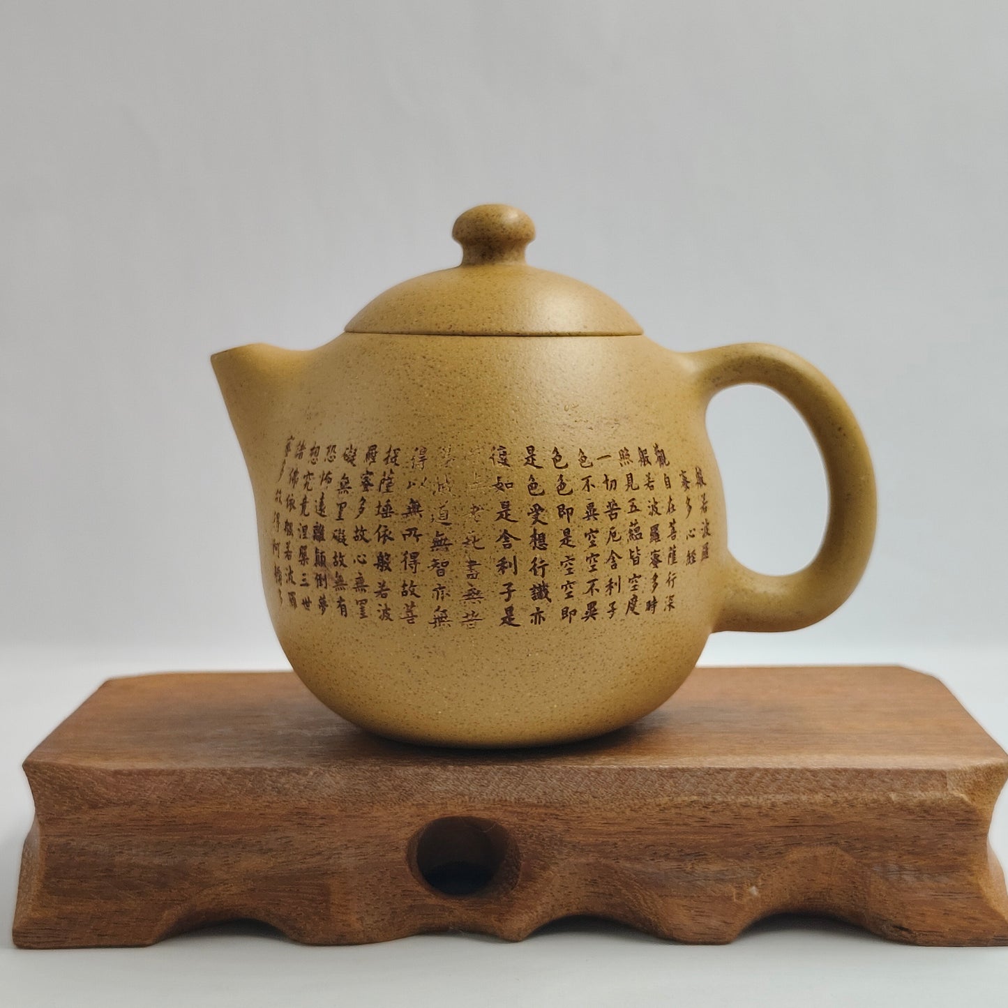 Master Xiang Jian handcrafted the yellow clay carving dragon egg teapot.