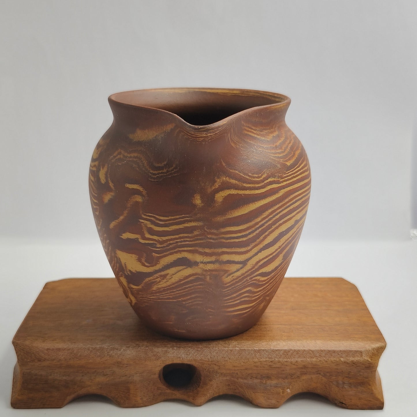 Master Yin Jiaji handcrafted the mud-twisting and sky-holding set.