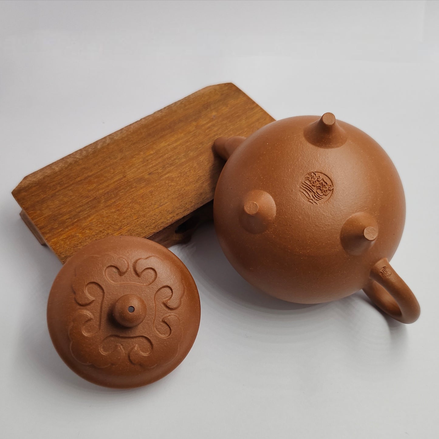 Master Yin Jiaji handcrafted Huang Jiangpo Da bin Ru yi teapot.