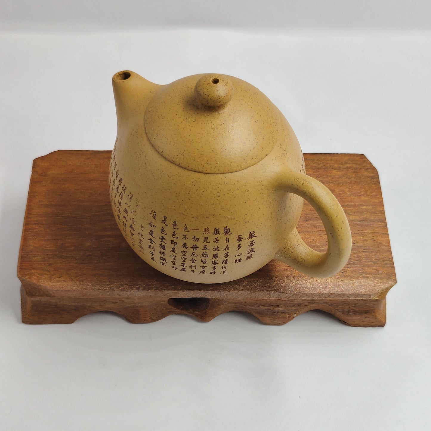 Master Xiang Jian handcrafted the yellow clay carving dragon egg teapot.