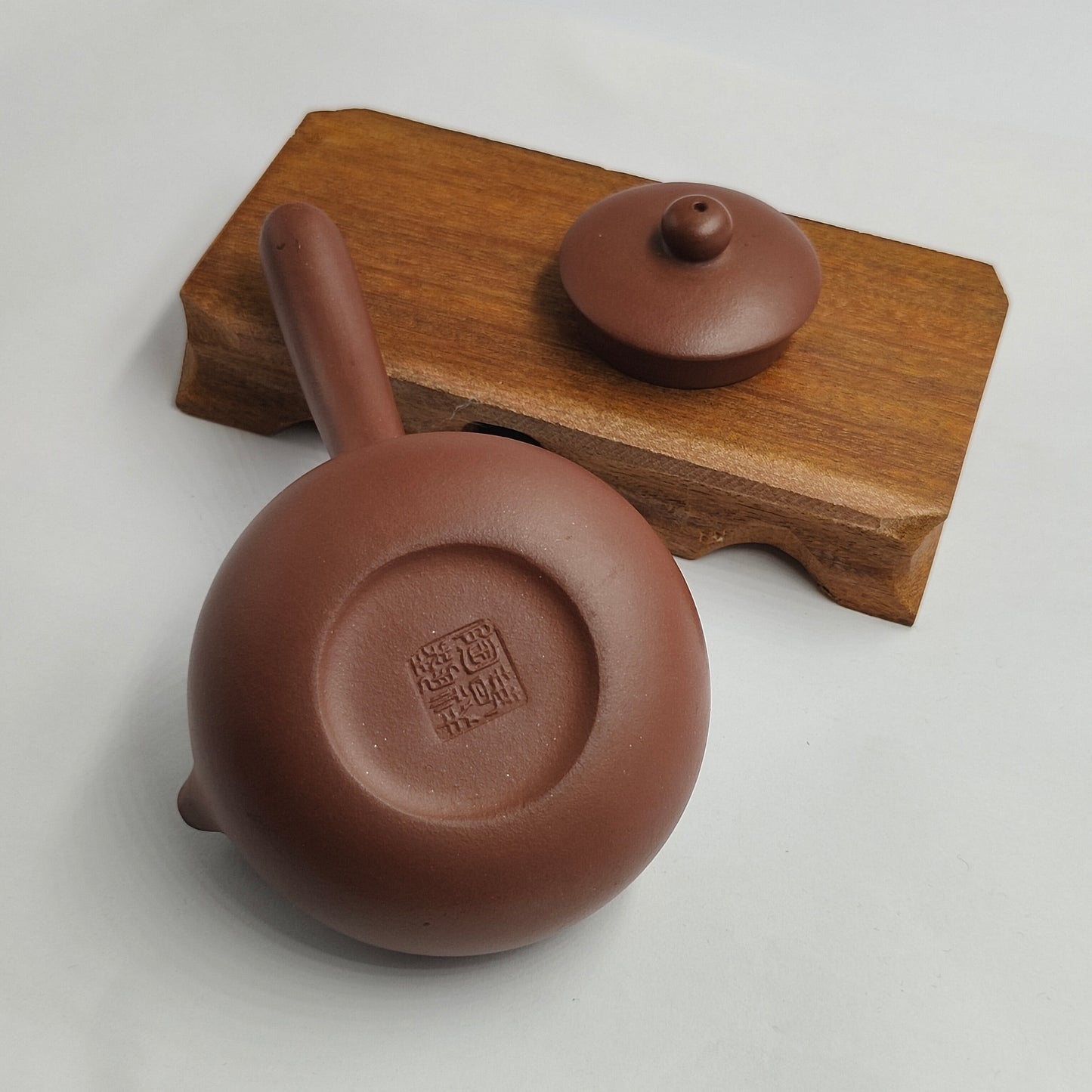 Master Yin Jiaji handmade purple clay side handle pot.