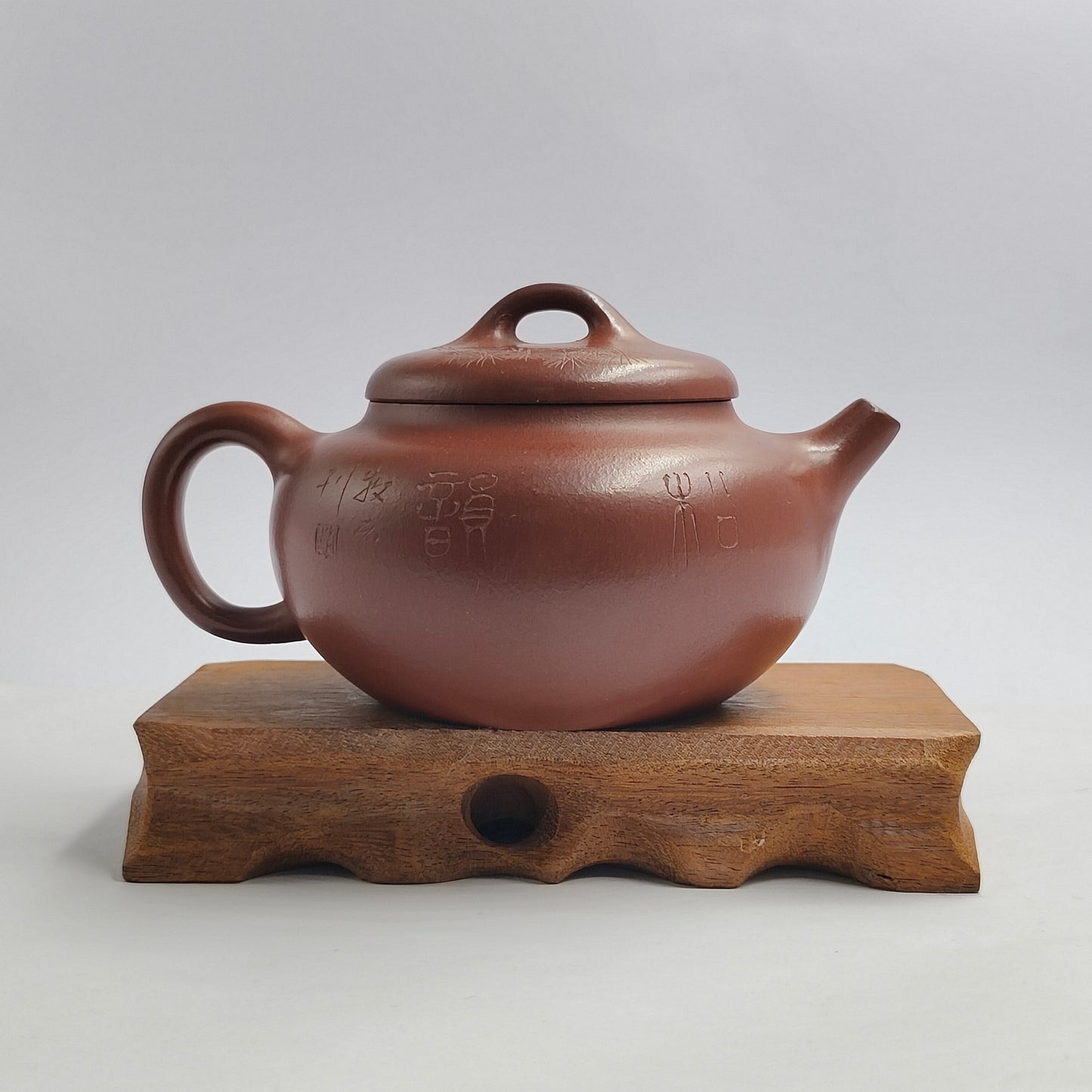 Master Yin Jiaji hand-made carved pine teapot in red skin dragon persimmon garden.