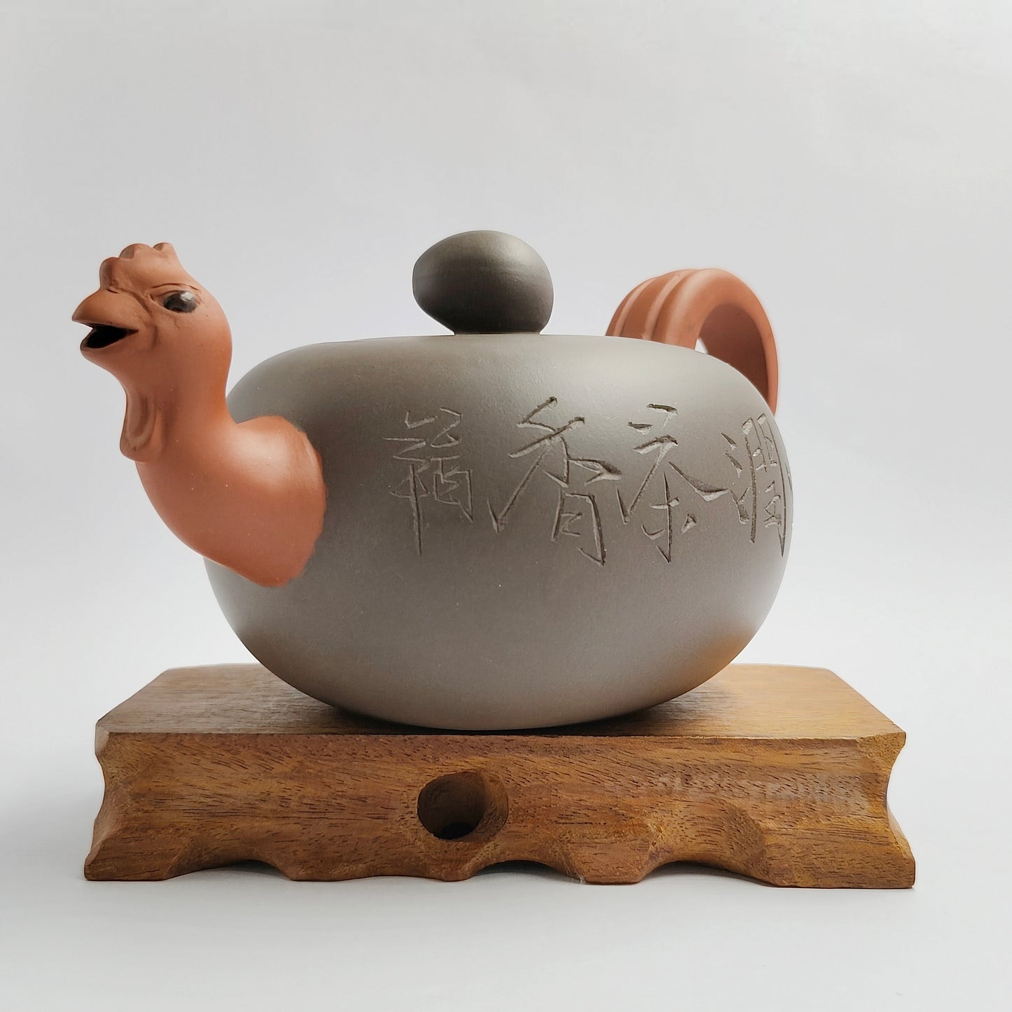 Master Yin Jiaji handcrafted the purple mud teapot for the Year of the Rooster.