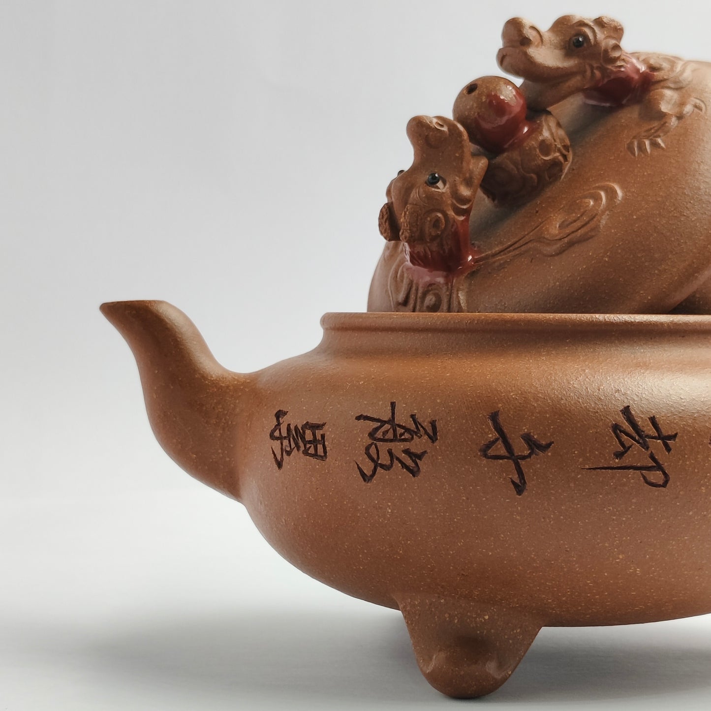 Master Yin Jiaji handcrafted the Pearl Teapot of Shuanglong Opera in Huangjianpo.