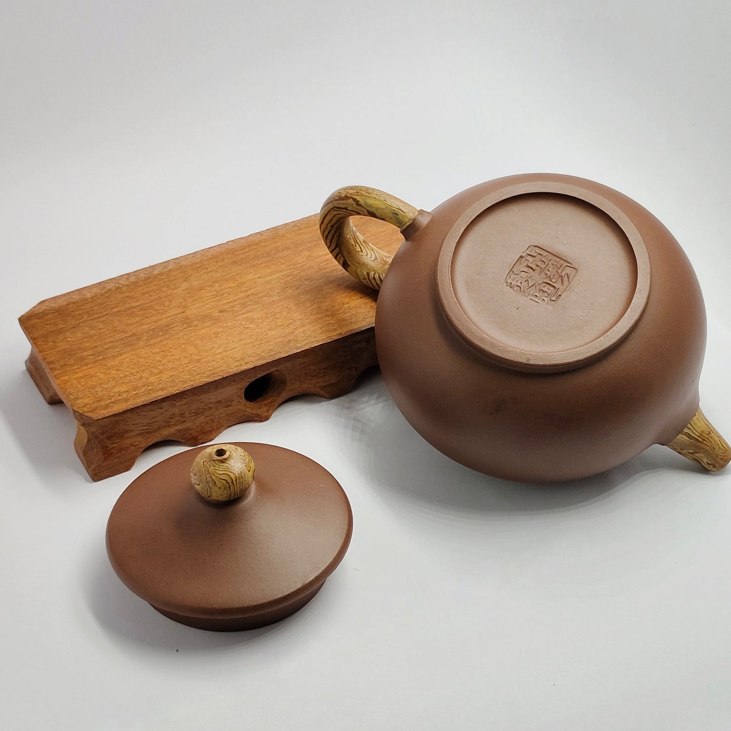 Master Yin Jiaji handmade purple mud hat teapot.
