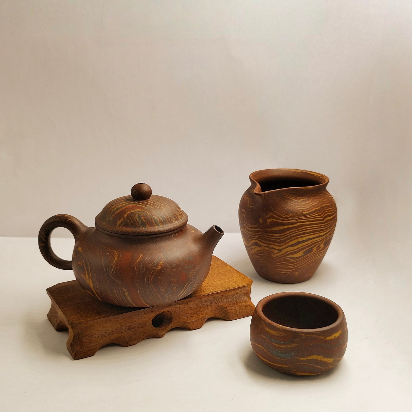 Master Yin Jiaji handcrafted the mud-twisting and sky-holding set.