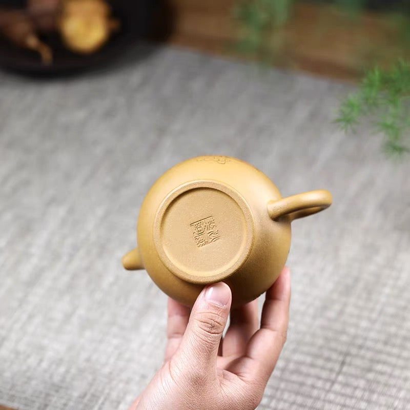 Hand-carved clay pots in Yixing zishahu original ore section