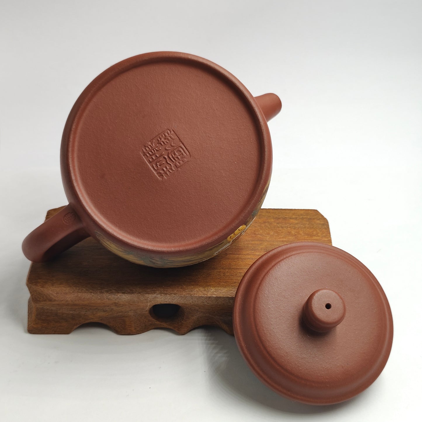 Master Yin Jiaji handcrafted the red leather dragon painted DeZhong teapot.