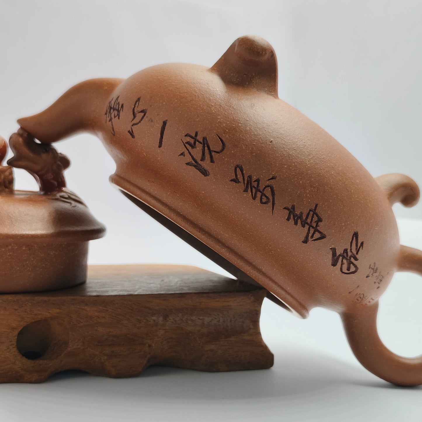 Master Yin Jiaji handcrafted the Pearl Teapot of Shuanglong Opera in Huangjianpo.