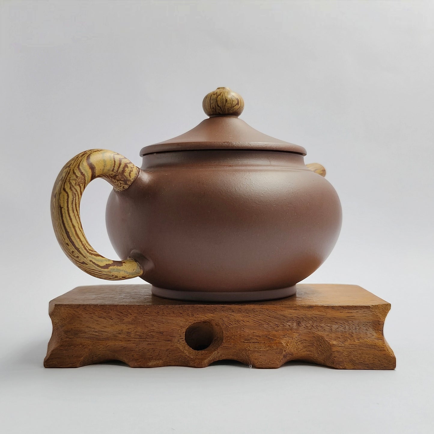 Master Yin Jiaji handmade purple mud hat teapot.