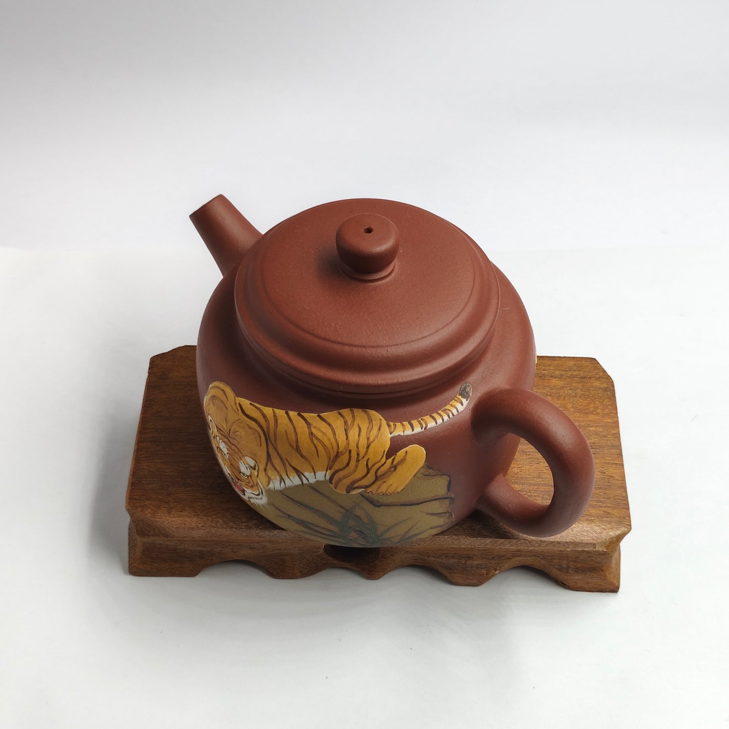 Master Yin Jiaji handcrafted the red leather dragon painted DeZhong teapot.
