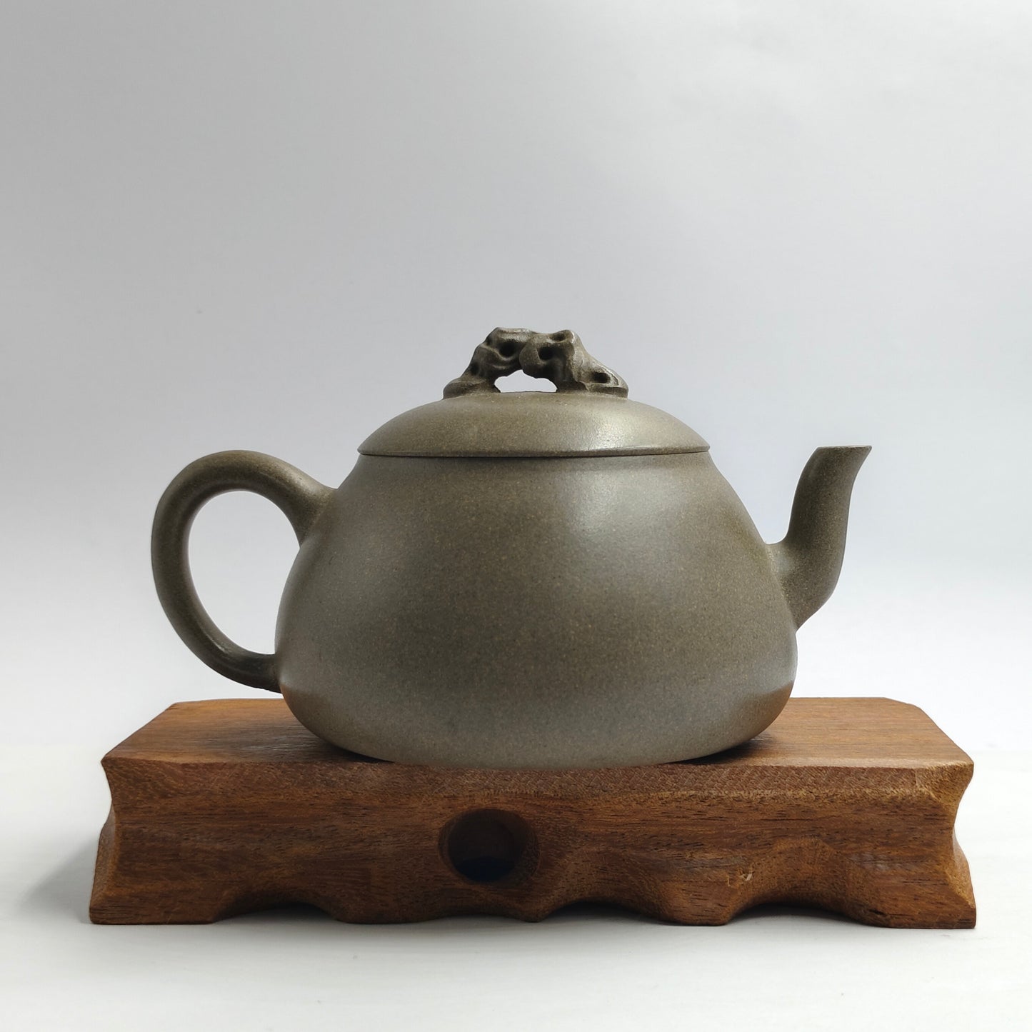 Master Yin Jiaji handcrafted the Qing Clay Taihu stone teapot