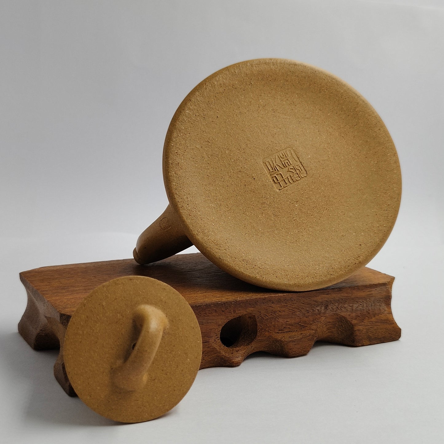 Master Yin Jiaji handcrafted the gold-segment column ladle teapot.
