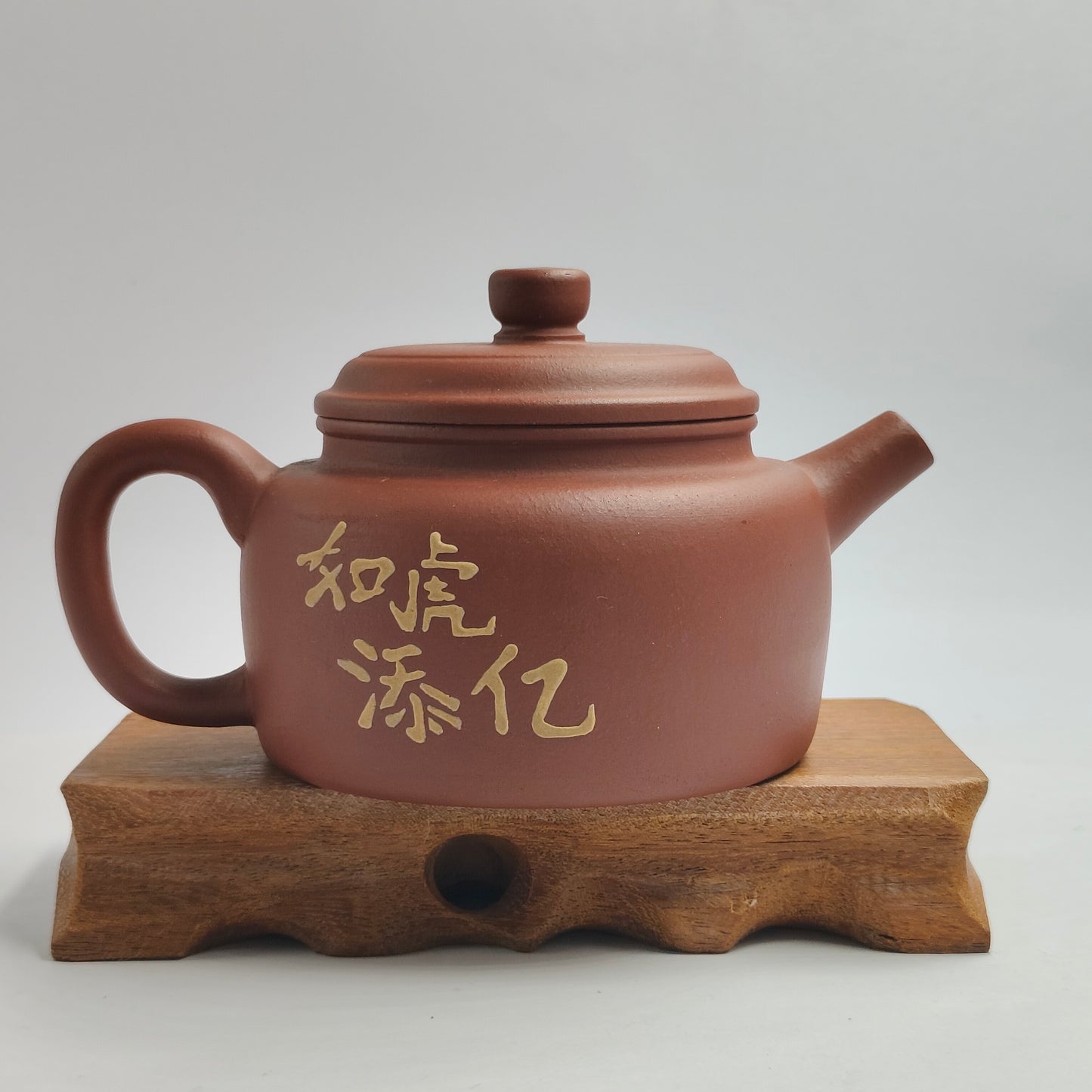 Master Yin Jiaji handcrafted the red leather dragon painted DeZhong teapot.