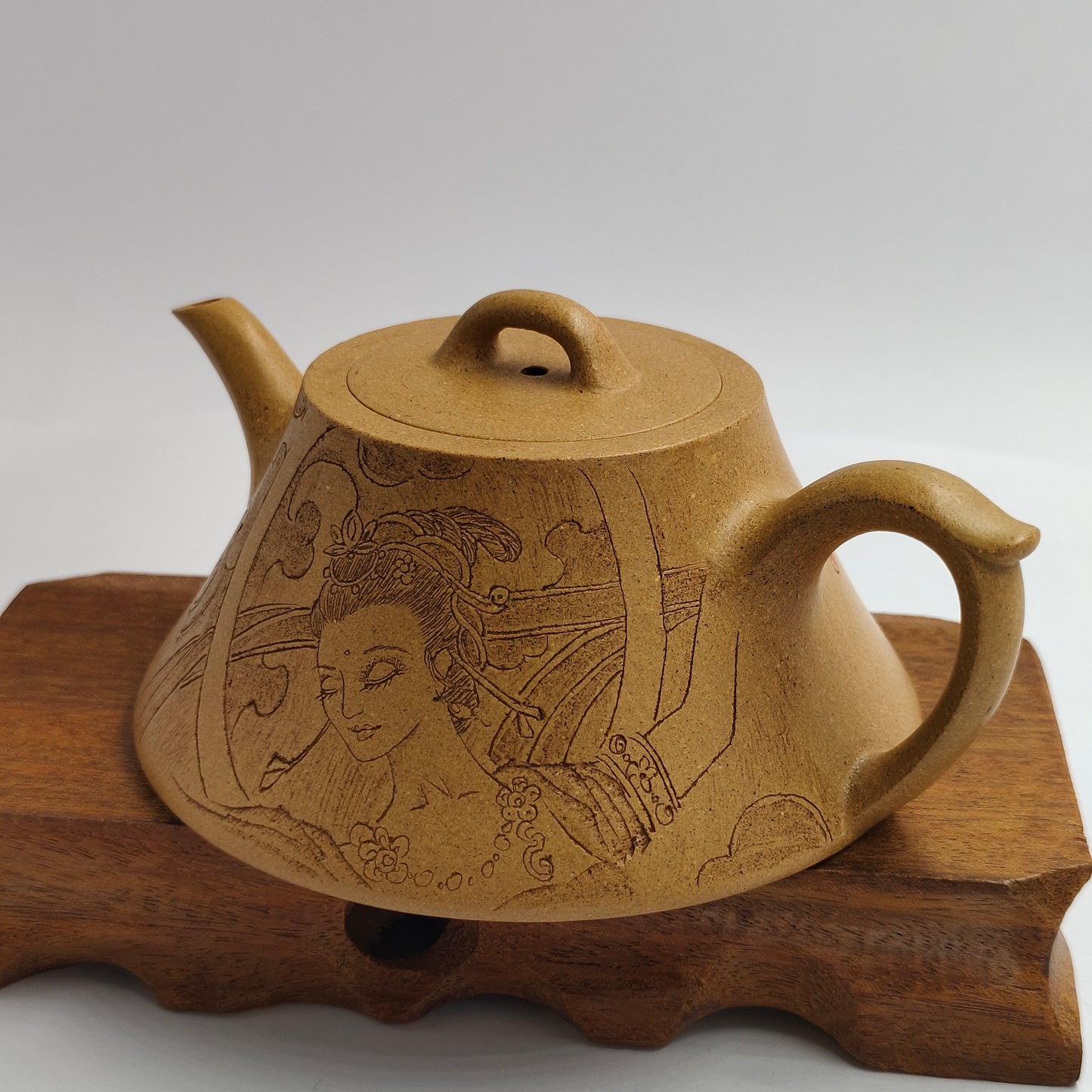 Master Yin Jiaji handcrafted the gold-segment column ladle teapot.