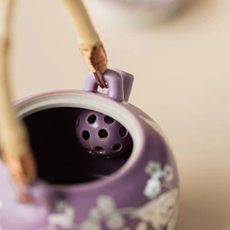 Purple Ru rattan weaves a beam, a pot and a silver butterfly flower.