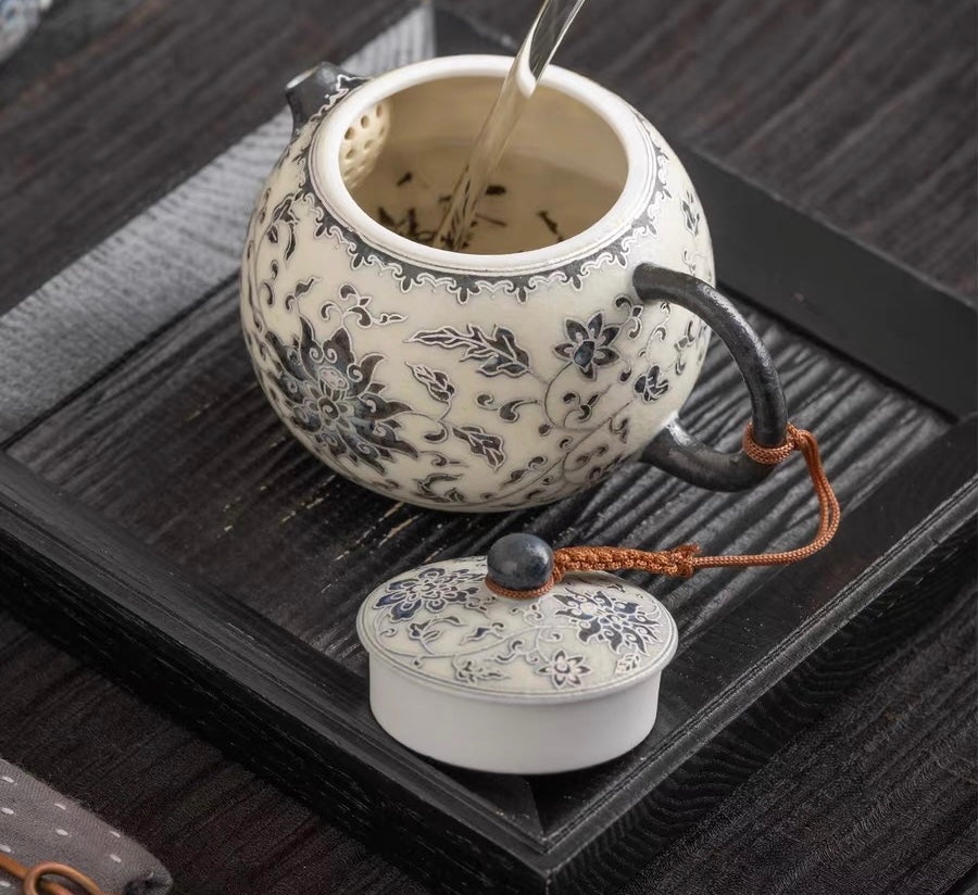 Blue-and-white lotus ceramic teapot household beauty pot