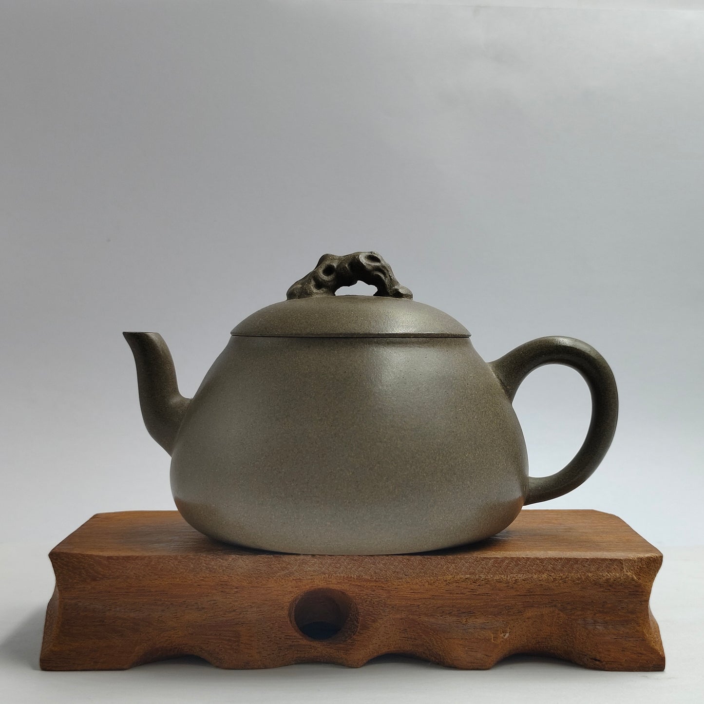 Master Yin Jiaji handcrafted the Qing Clay Taihu stone teapot