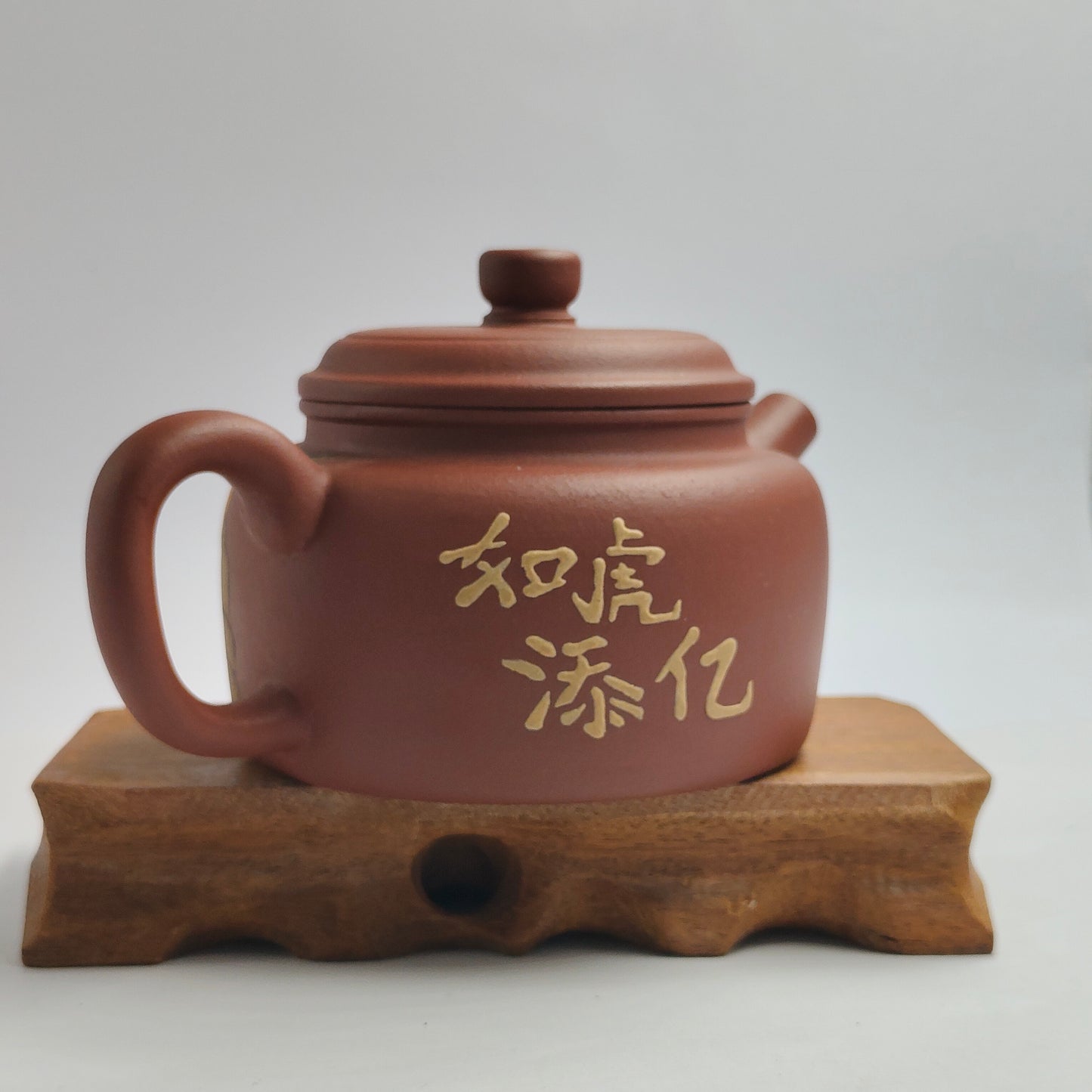 Master Yin Jiaji handcrafted the red leather dragon painted DeZhong teapot.