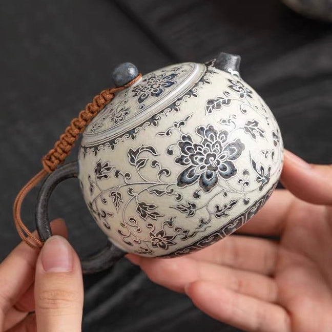 Blue-and-white lotus ceramic teapot household beauty pot