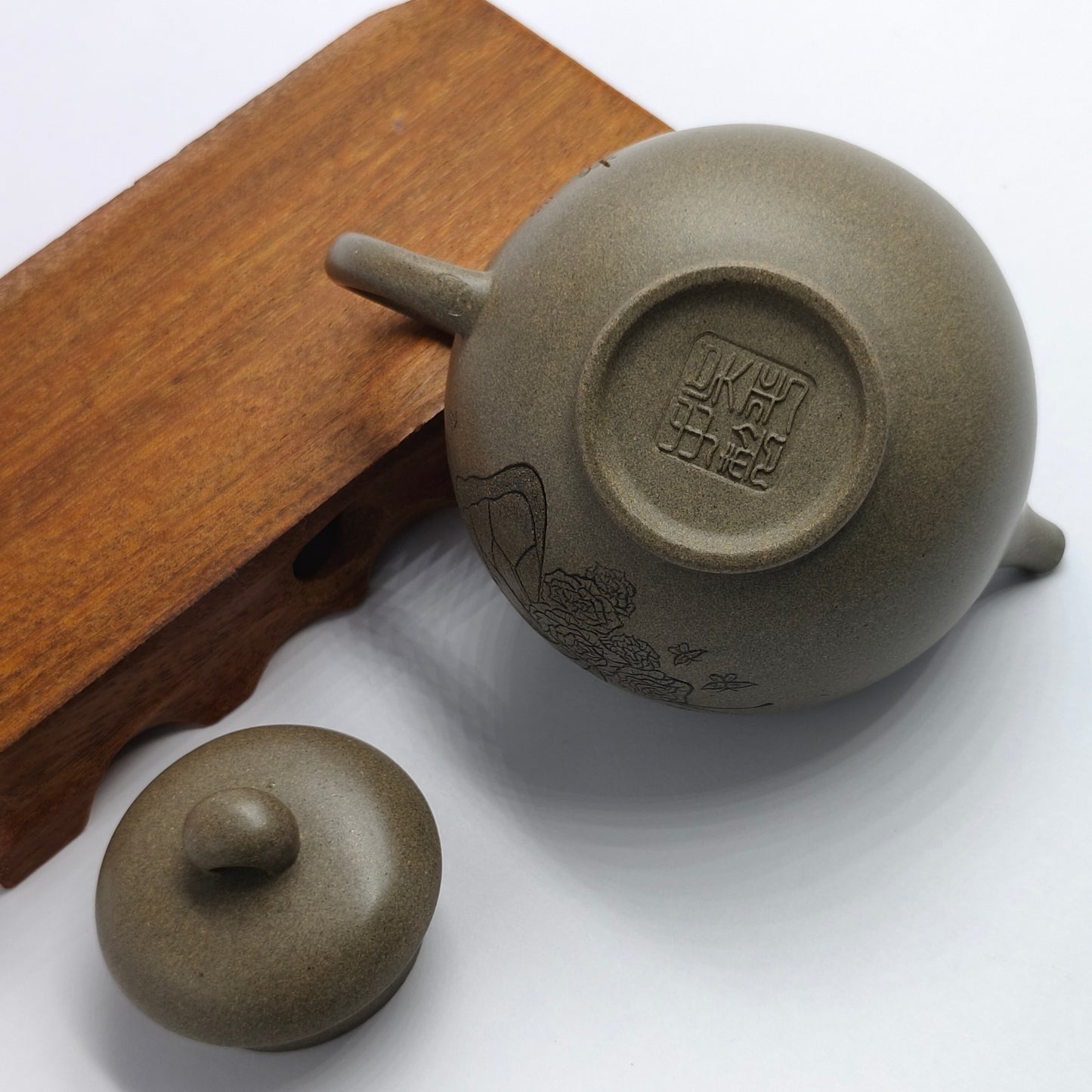 Master Yin Jiaji hand-made Qing Duan Lingyun carved teapot.