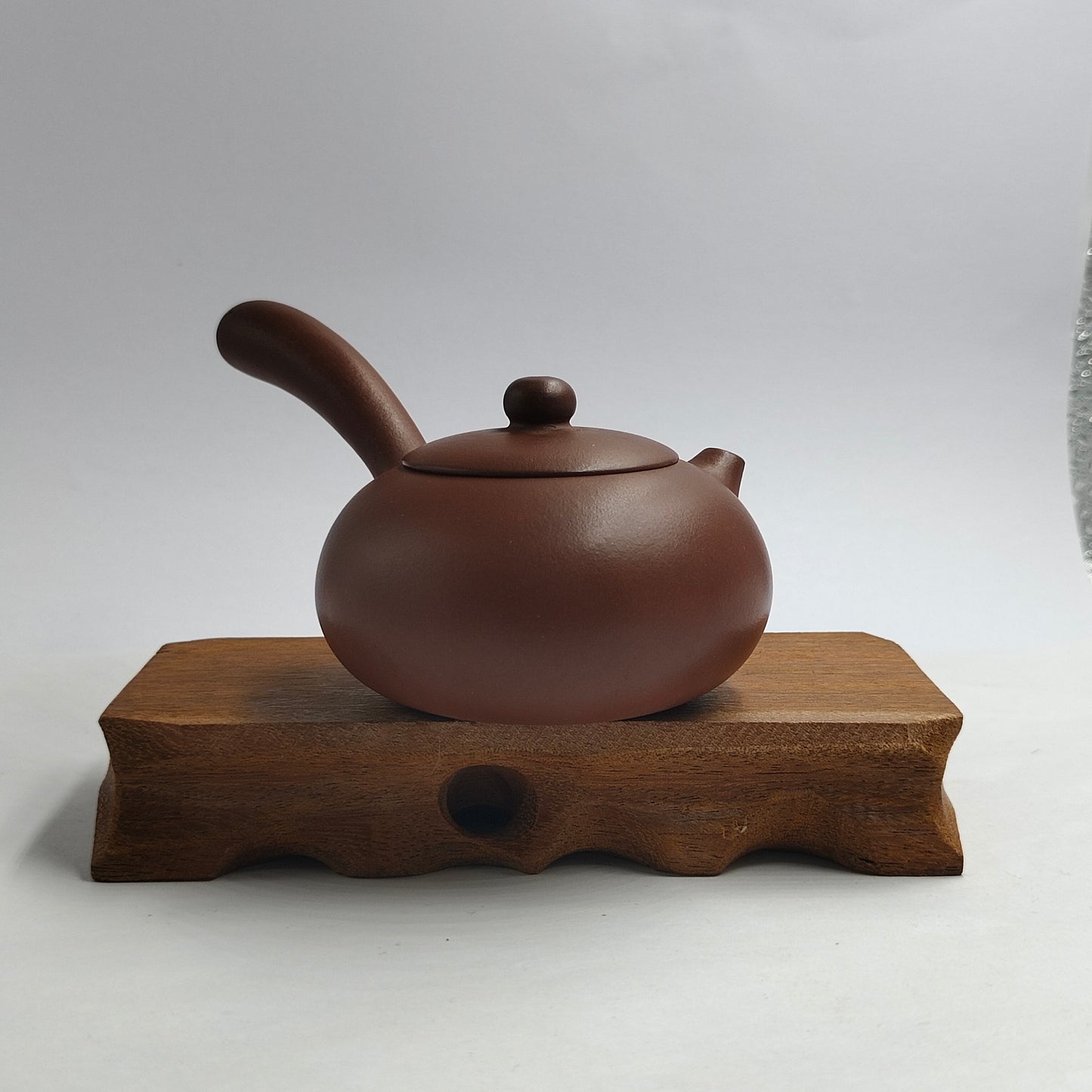 Master Yin Jiaji handmade purple clay side handle pot.