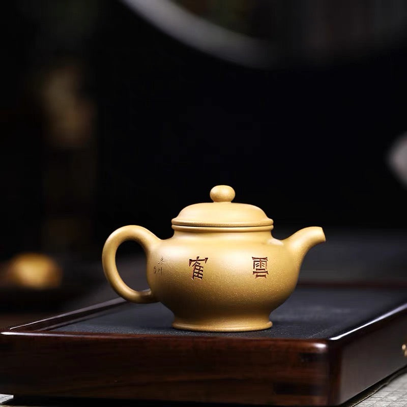 Hand-carved clay pots in Yixing zishahu original ore section