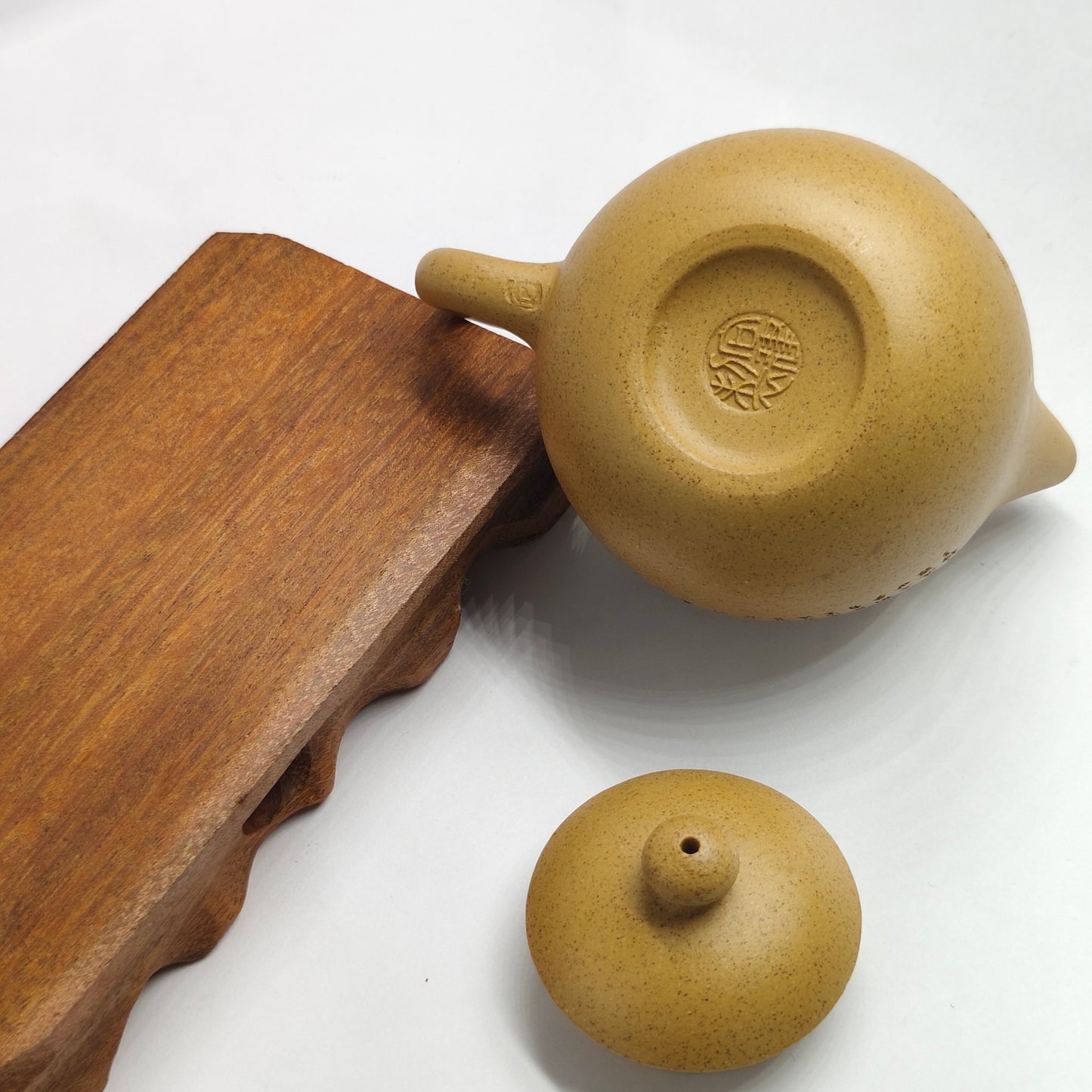 Master Xiang Jian handcrafted the yellow clay carving dragon egg teapot.