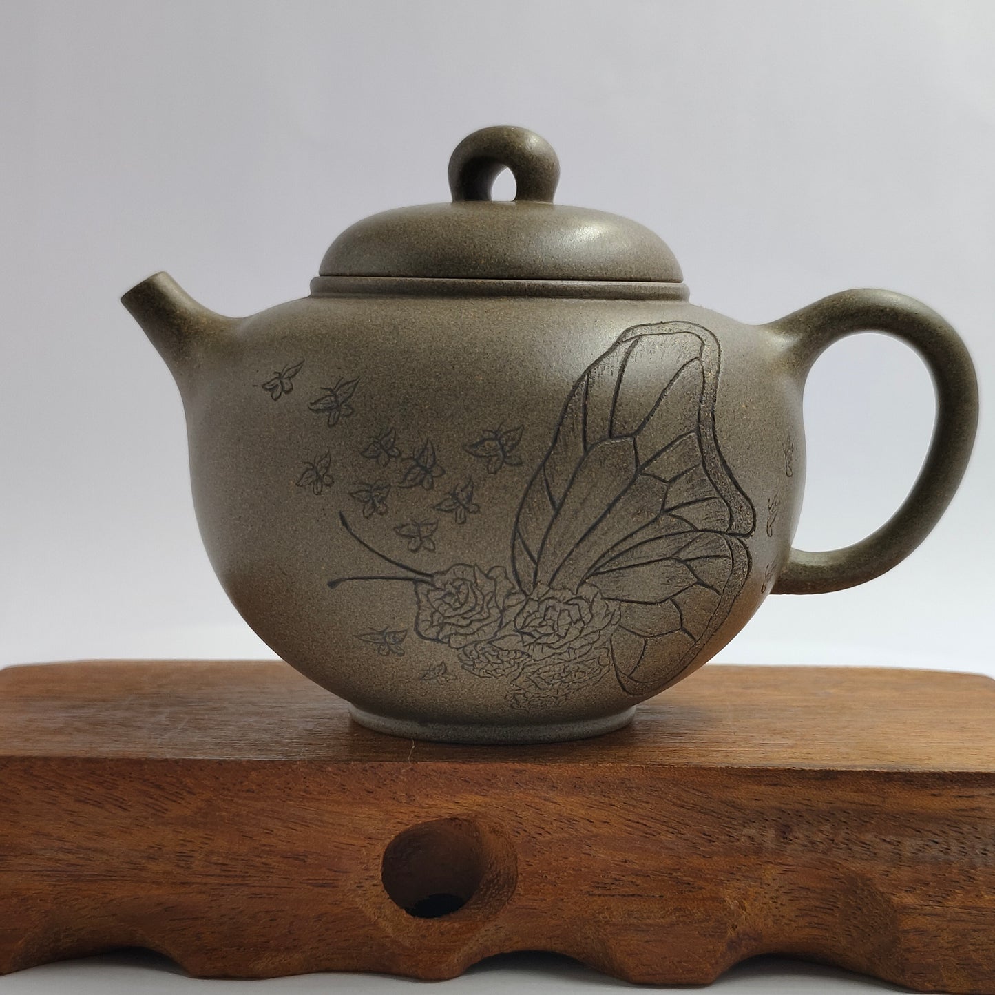 Master Yin Jiaji hand-made Qing Duan Lingyun carved teapot.