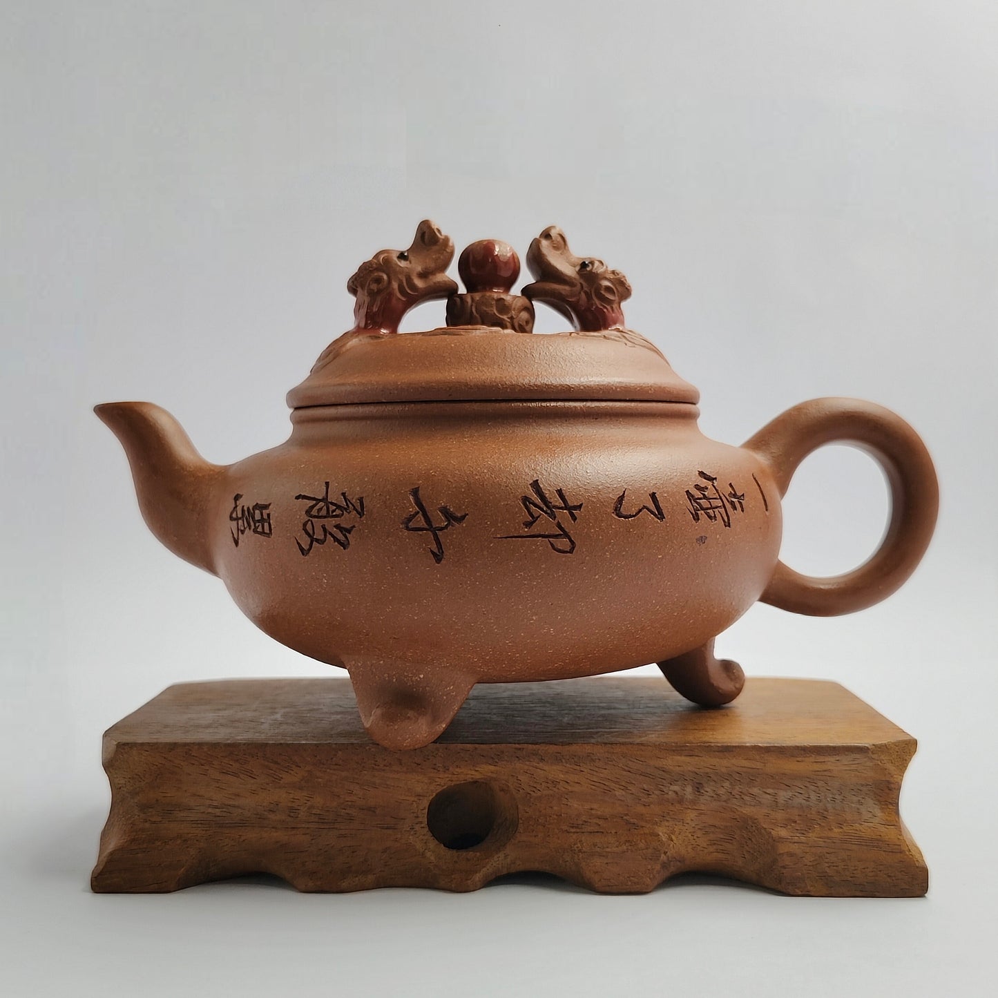 Master Yin Jiaji handcrafted the Pearl Teapot of Shuanglong Opera in Huangjianpo.