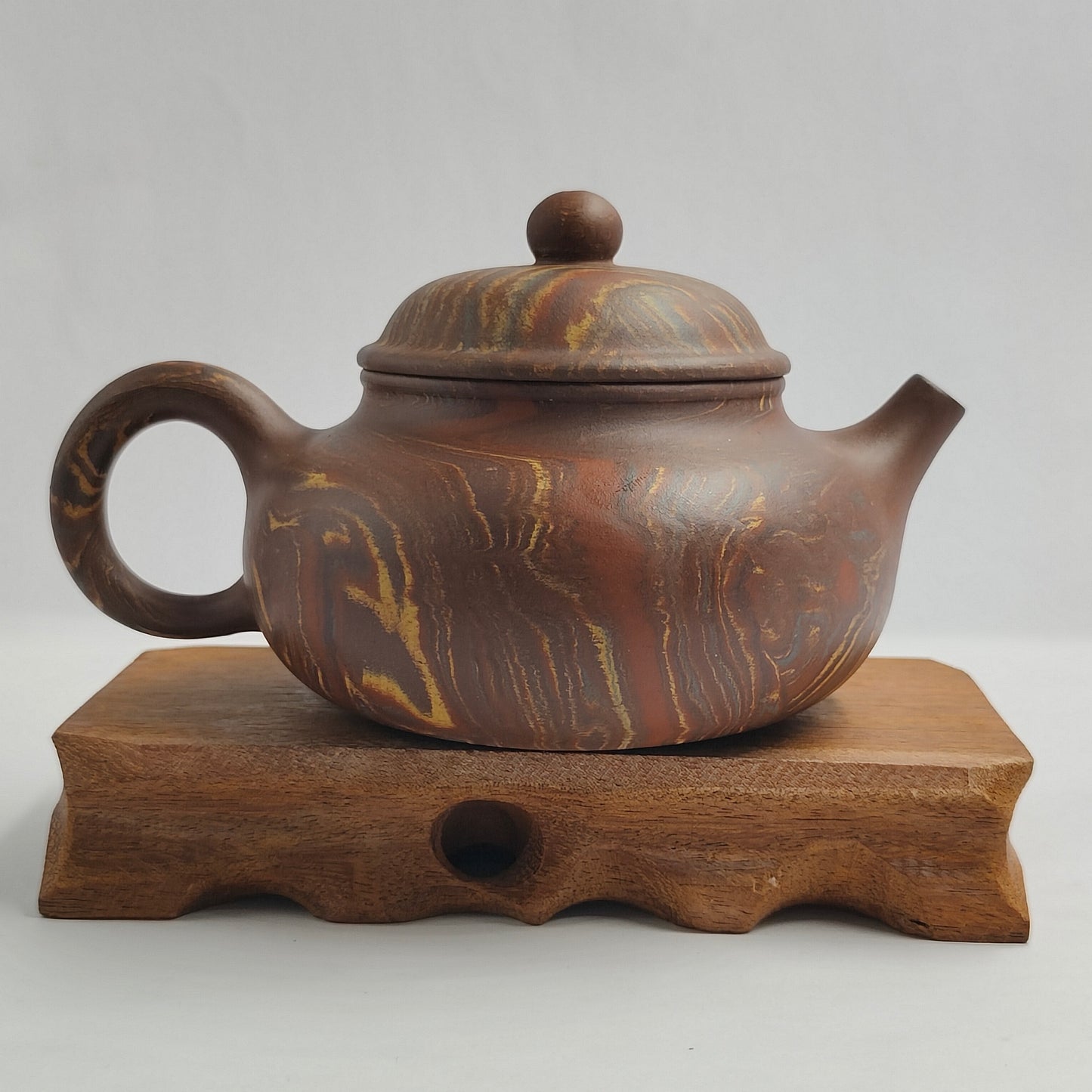 Master Yin Jiaji handcrafted the mud-twisting and sky-holding set.