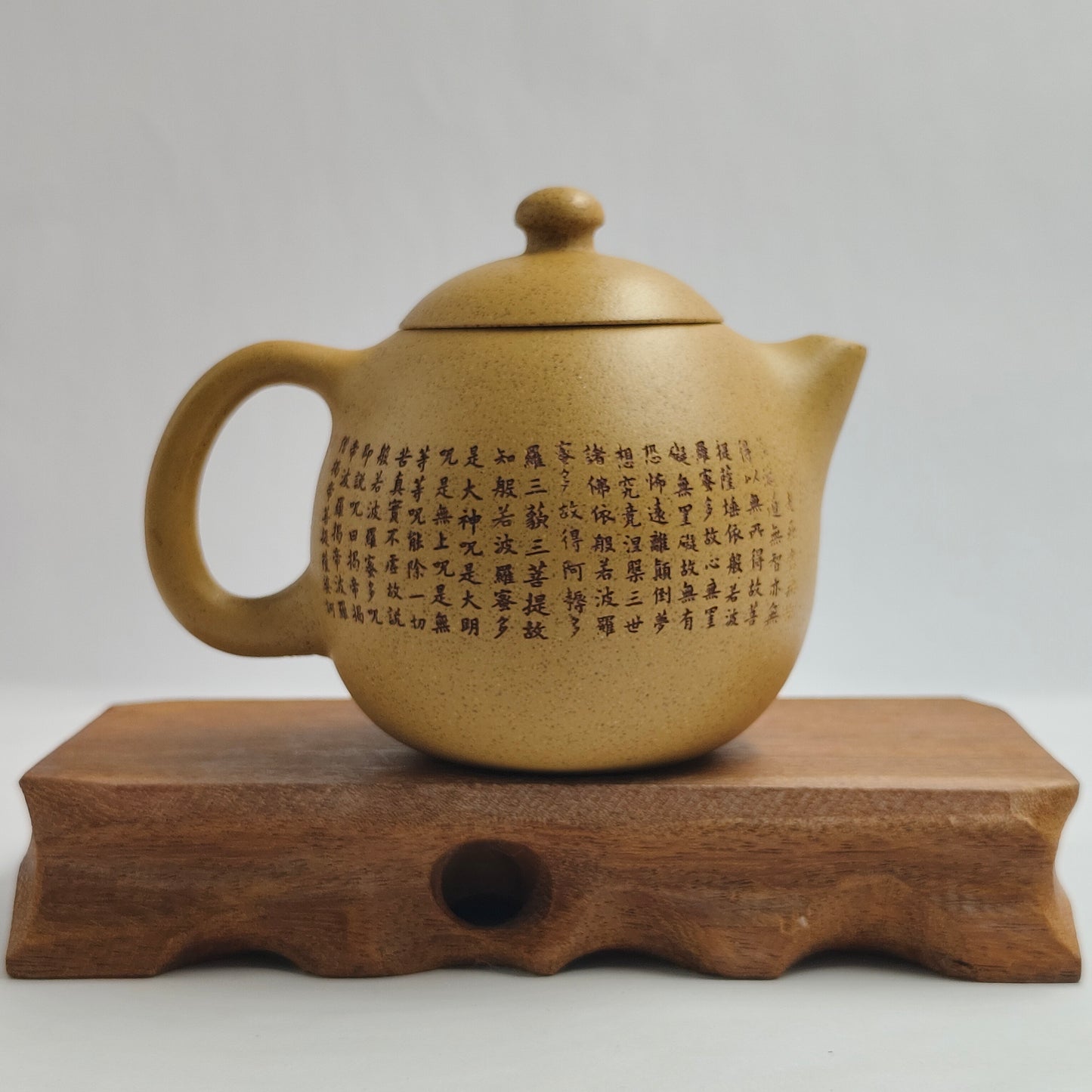 Master Xiang Jian handcrafted the yellow clay carving dragon egg teapot.