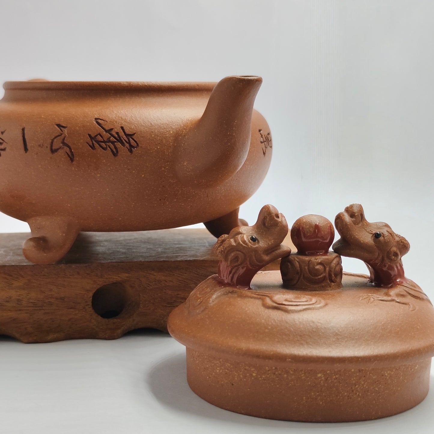 Master Yin Jiaji handcrafted the Pearl Teapot of Shuanglong Opera in Huangjianpo.