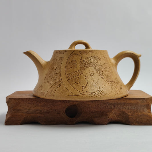 Master Yin Jiaji handcrafted the gold-segment column ladle teapot.