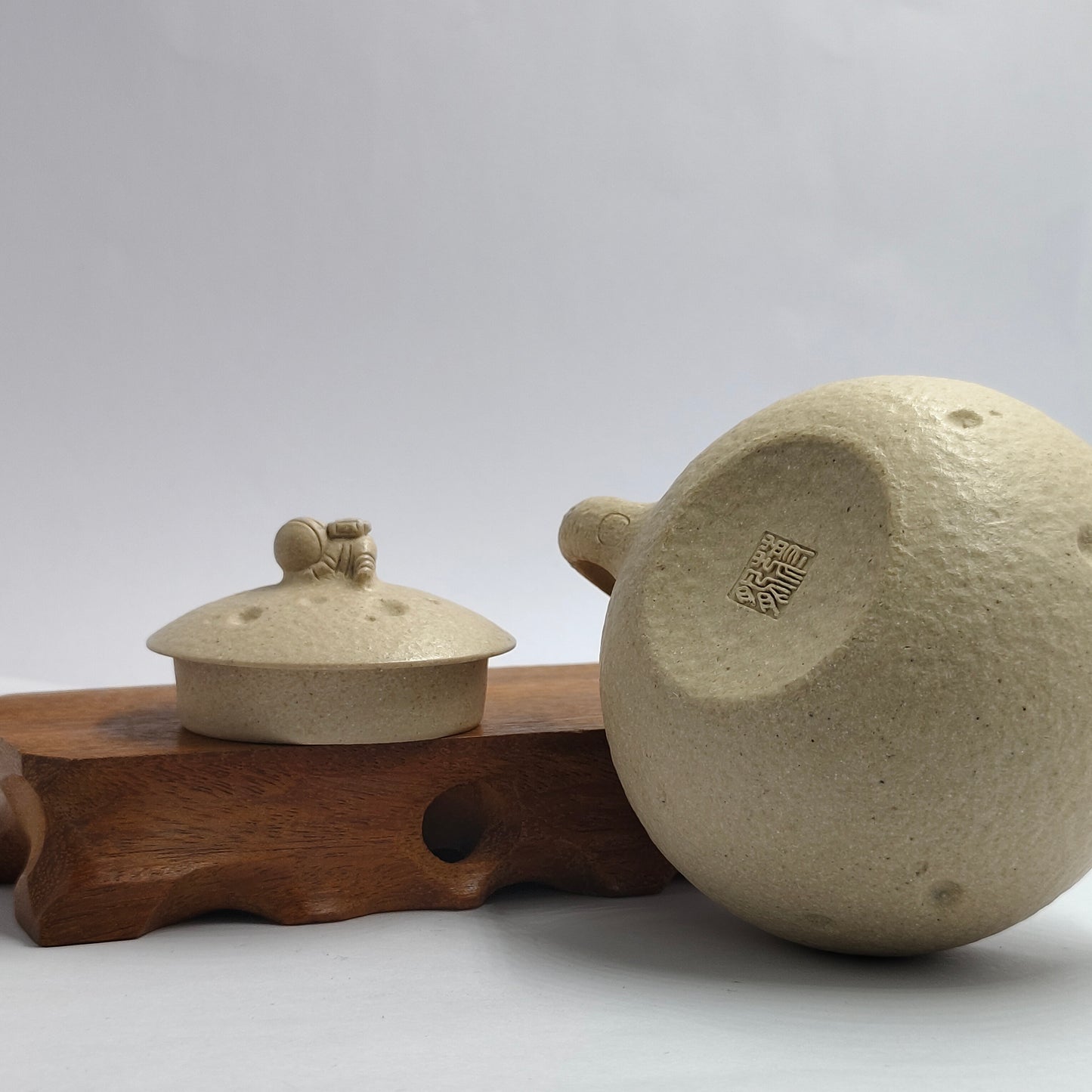 Master Yin Jiaji handmade white clay wandering moon teapot