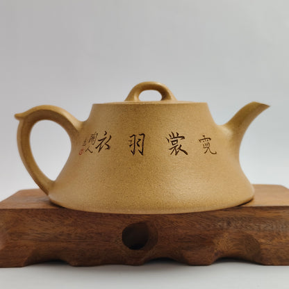 Master Yin Jiaji handcrafted the gold-segment column ladle teapot.