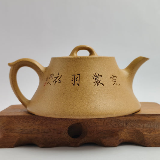 Master Yin Jiaji handcrafted the gold-segment column ladle teapot.
