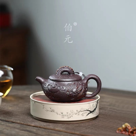 Yixing zishahu raw ore purple mud full hand relief worker Feilong is antique in the sky.