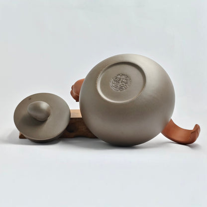 Master Yin Jiaji handcrafted the purple mud teapot for the Year of the Rooster.