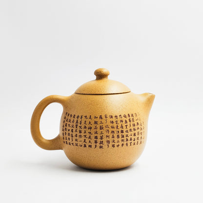 Master Xiang Jian handcrafted the yellow clay carving dragon egg teapot.