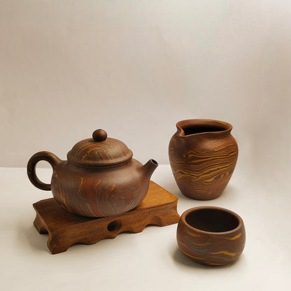 Master Yin Jiaji handcrafted the mud-twisting and sky-holding set.