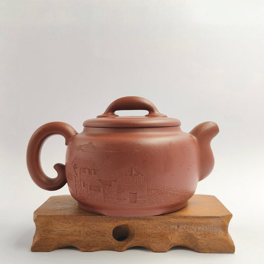 Master Yin Jiaji handcrafted the Red Pilong and carved misty rain in the south of the Yangtze River.