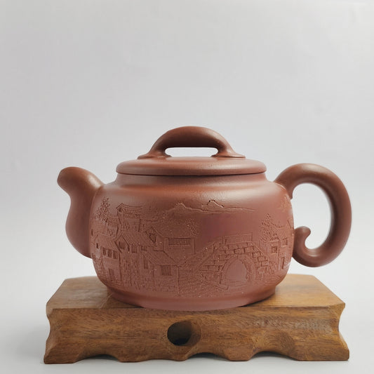 Master Yin Jiaji handcrafted the Red Pilong and carved misty rain in the south of the Yangtze River.