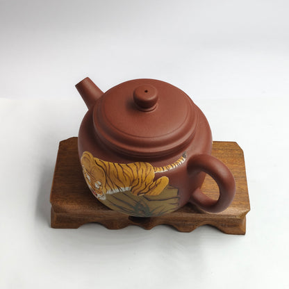 Master Yin Jiaji handcrafted the red leather dragon painted DeZhong teapot.