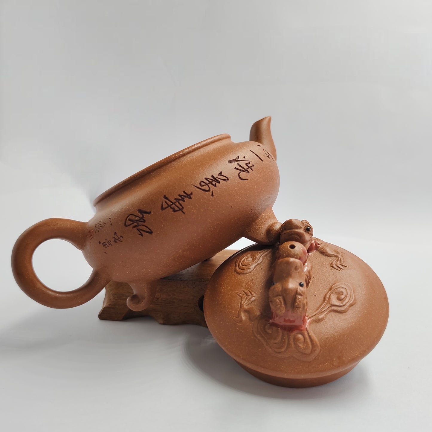 Master Yin Jiaji handcrafted the Pearl Teapot of Shuanglong Opera in Huangjianpo.
